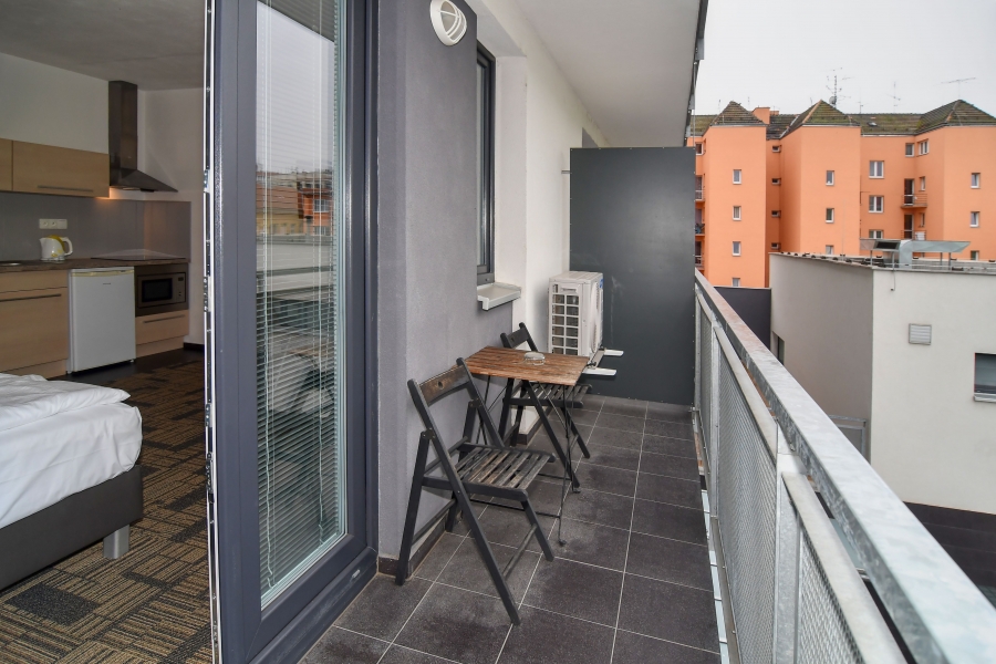 Pronájem luxusního zařízeného bytu 1+kk s balkonem a klimatizací, 33 m2